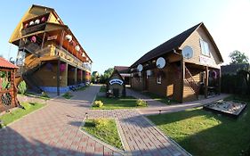 Готельний комплекс Між Трьох Озер